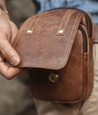 Portefeuille ceinture cuir marron à rabat simple model  brown